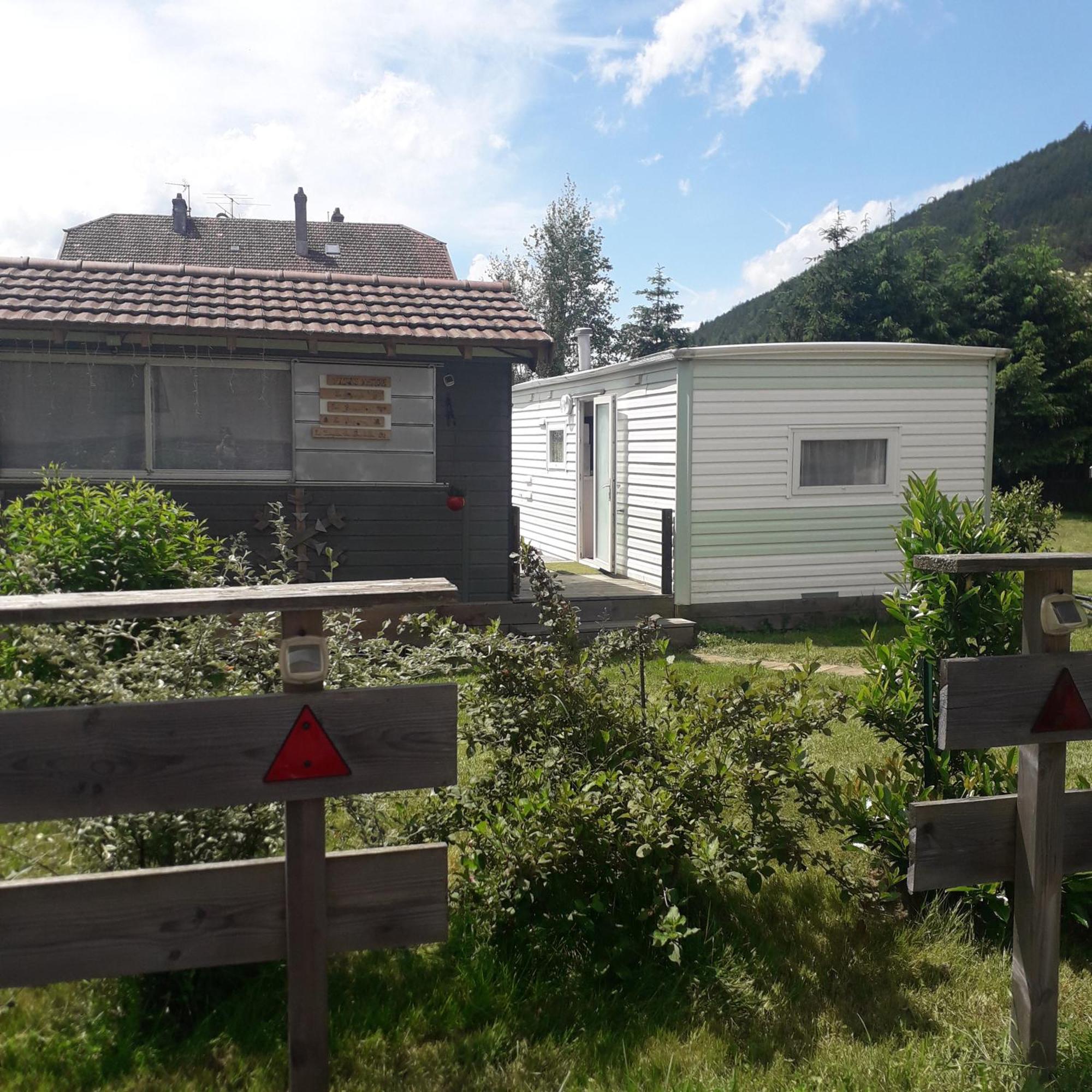 Gites, Les Jonquilles, Le Sagard Et Bungalow Les Brimbelles, Nature Et Detente La Houssiere エクステリア 写真